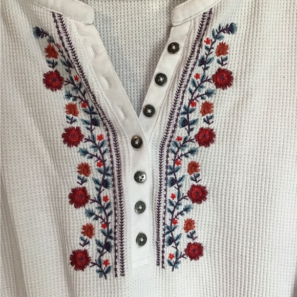 Woman’s size 4X woman, within long sleeve, pristine, white top with embroidery.R - Picture 2 of 10